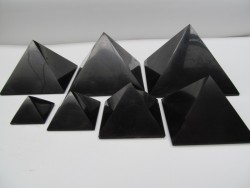 Pyramida ze šungitu je příkladem synergie tvaru (pyramida) a minerálu s unikátními léčebnými účinky (šungit)